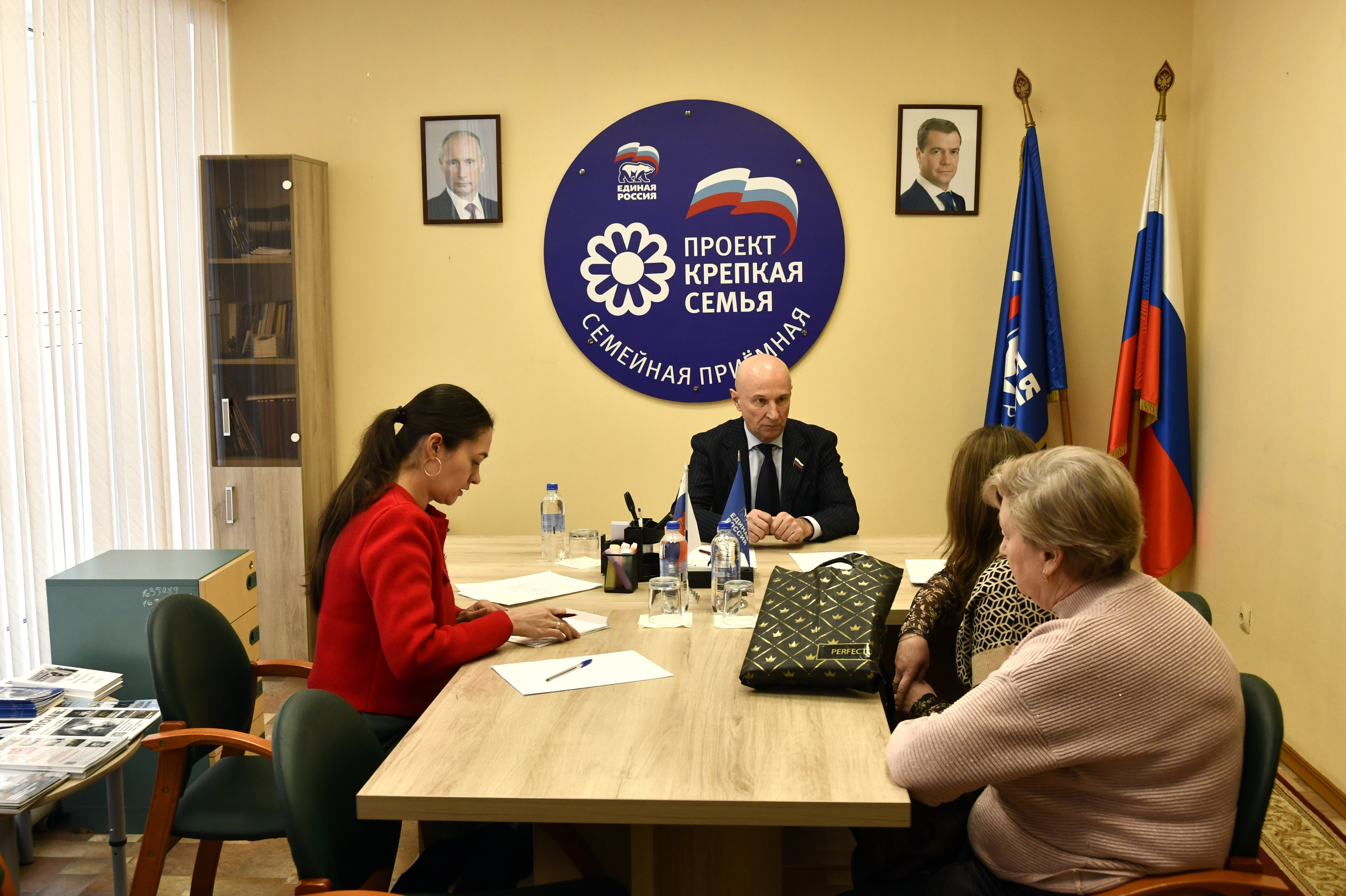 Депутаты Законодательного Собрания провели приёмы граждан