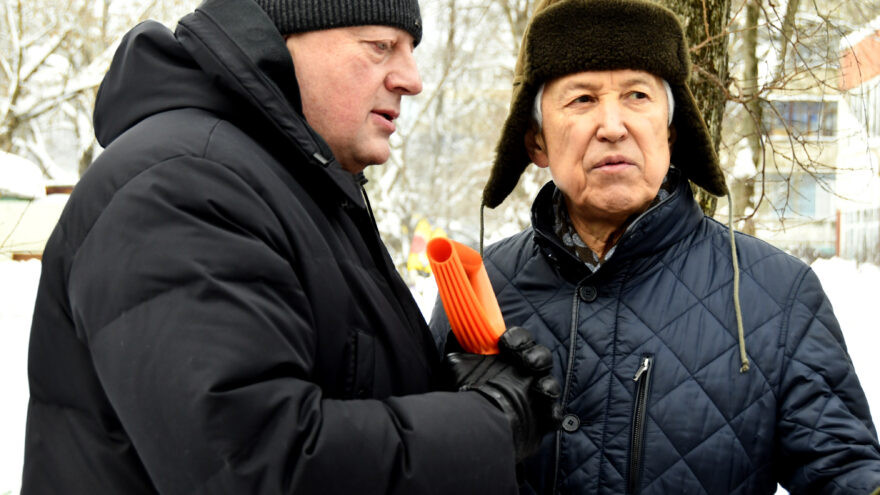 В рамках акции-субботника убрали снег у 160 соцобъектов Верхневолжья