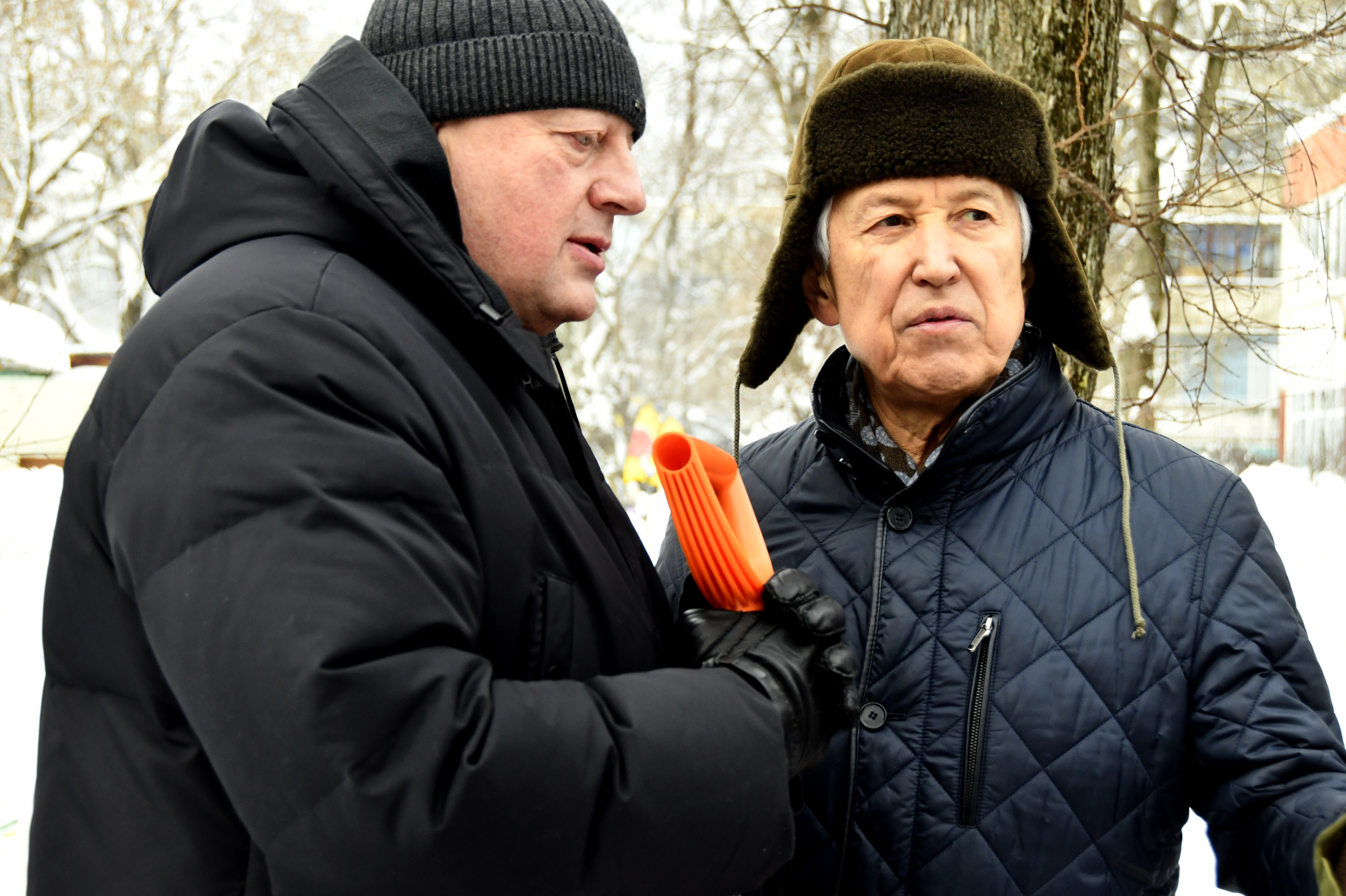 В рамках акции-субботника убрали снег у 160 соцобъектов Верхневолжья