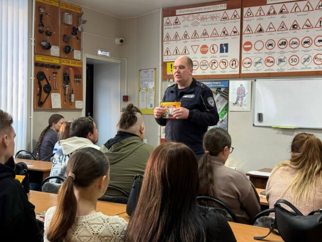 Тверские автоинспекторы провели встречу с учащимися одной из автошкол города