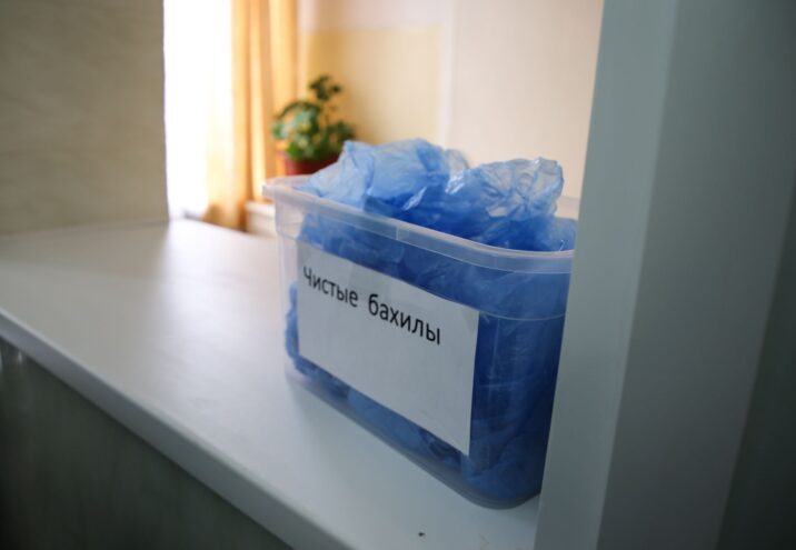 Депутаты предлагают отменить бахилы в больницах и поликлиниках