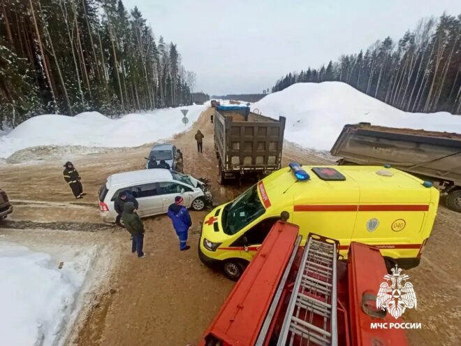 Два человека пострадали в столкновении грузовика и легковушки под Тверью Два человека пострадали в столкновении грузовика и легковушки под Тверью