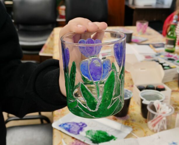 В Твери прошел увлекательный мастер-класс по росписи по стеклу В Твери прошел увлекательный мастер-класс по росписи по стеклу