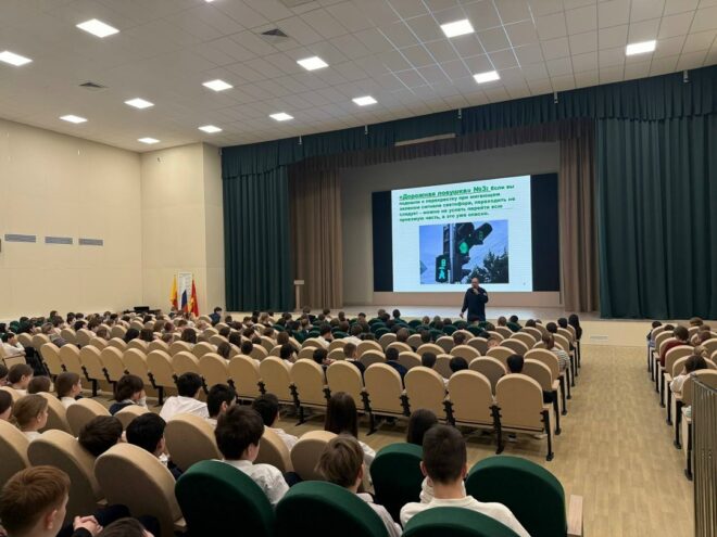 "Безопасная зима" в Твери: Госавтоинспекторы учат школьников ПДД