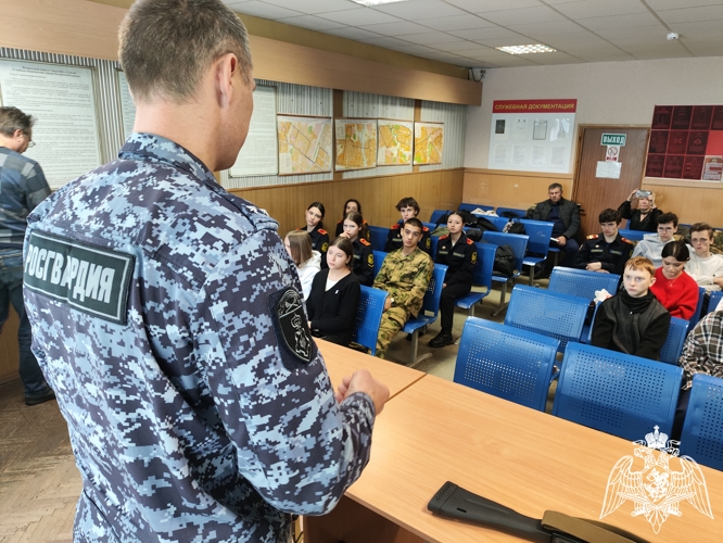 Тверские школьники прикоснулись к будням Росгвардии: Урок мужества в школе №16
