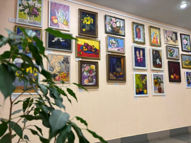 «Кисти в руки – лекарство от скуки»: в Твери открылась выставка живописи