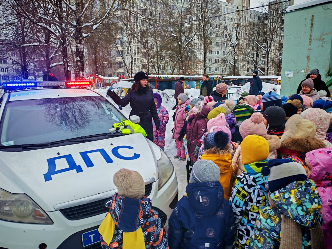 С мигалками и сиренами: Как Тверские Госавтоинспекторы превратили урок ПДД в увлекательное шоу для дошкольников