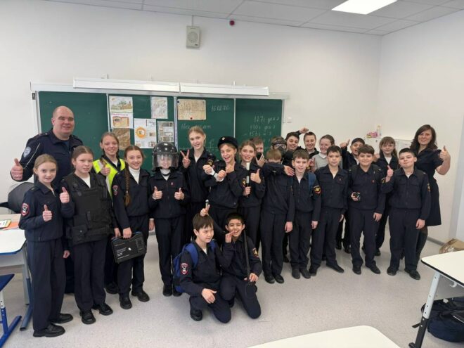 От бронежилета до жестов регулировщика: пятиклассники ЦО № 56 узнали о работе ГИБДД От бронежилета до жестов регулировщика: пятиклассники ЦО № 56 узнали о работе ГИБДД