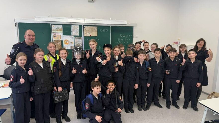 От бронежилета до жестов регулировщика: пятиклассники ЦО № 56 узнали о работе ГИБДД