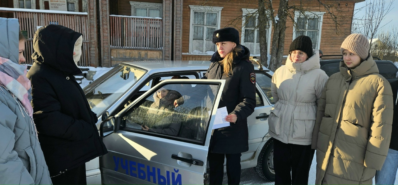 Западнодвинские автоинспекторы провели урок безопасности для кандидатов в водители