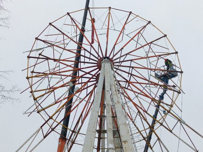 Появились кадры демонтажа колеса обозрения в Твери