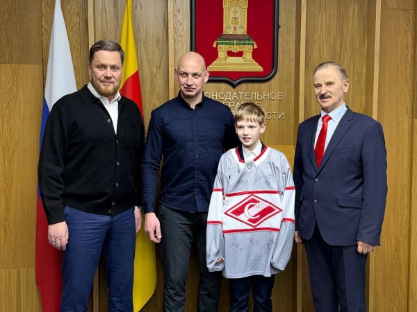 Школьнику из Тверской области подарили футболку с автографами звезд хоккея