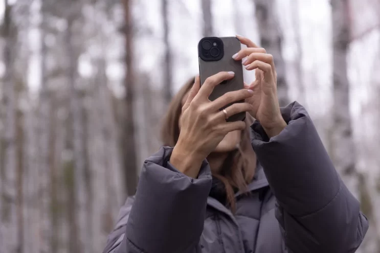 Смартфон в дикой природе: эксперт рассказал о правилах обращения со смартфоном там, где нет связи