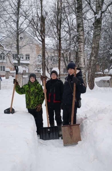 Волонтеры поблагодарили школьников за расчистку снега у фронтового склада в Тверской области