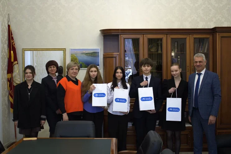 Ректор Тверского медуниверситета отметил успехи гимназистов-победителей престижных конкурсов