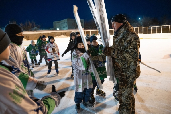 Звезда НХЛ подарил клюшки хоккеистам из Тверской области