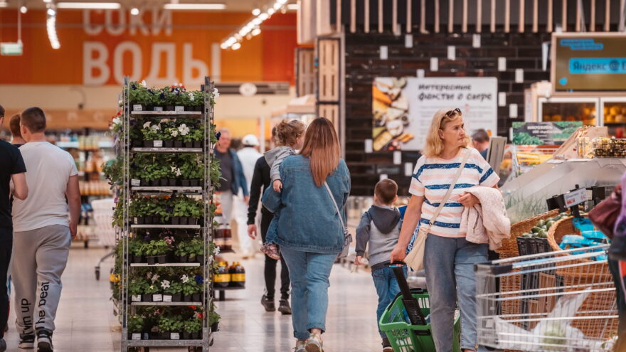 Билайн и «Группа Лента» запустили социальный видеоролик в поддержку «ЛизаАлерт» на экранах в магазинах