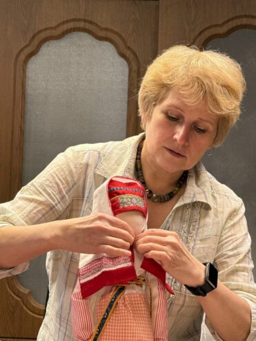 Путешествие в прошлое: в Твери возрождают искусство изготовления головных уборов