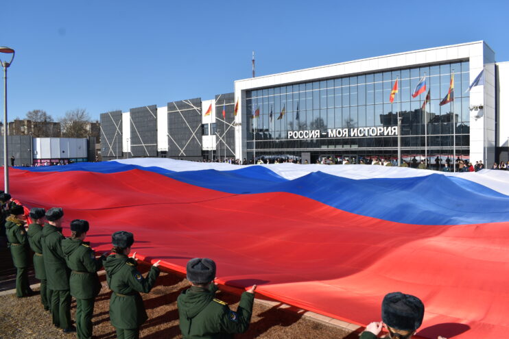 В Твери развернули огромный флаг в честь годовщины воссоединения с Крымом