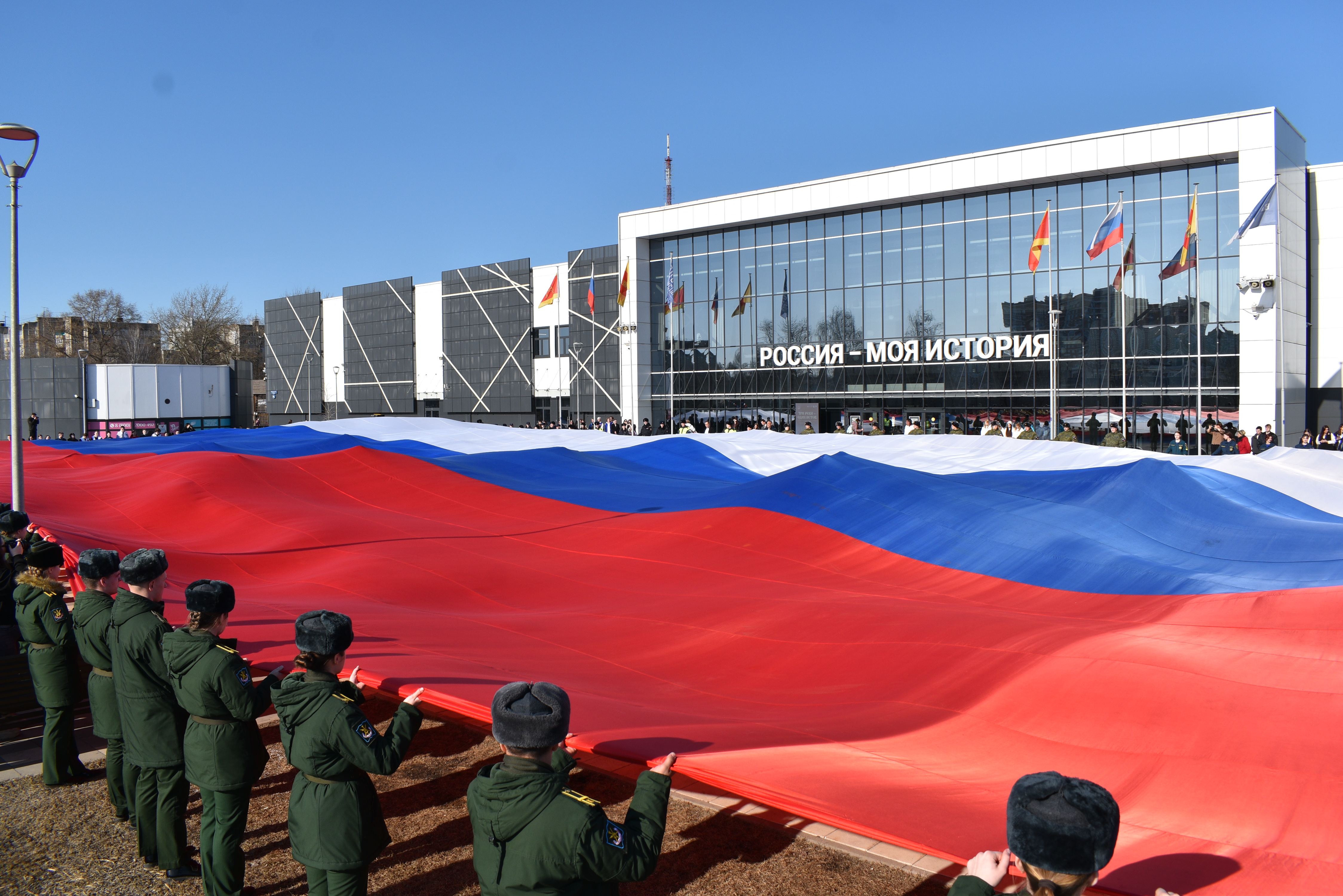 В Твери развернули огромный флаг в честь годовщины воссоединения с Крымом