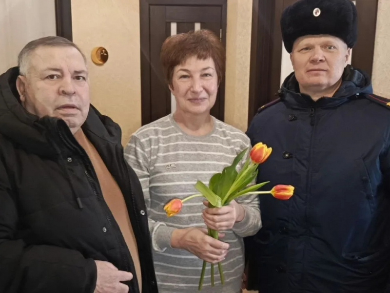 8 Марта с заботой: Общественный совет и полиция поздравили женщин Краснохолмского района