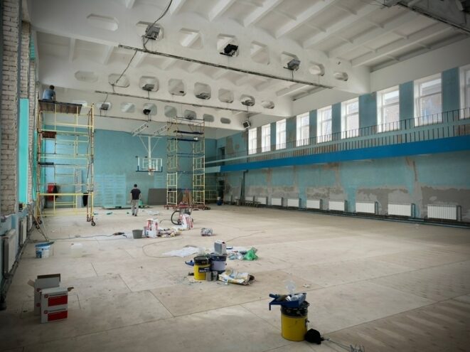 В Лихославле обновляют большой зал спортивной школы