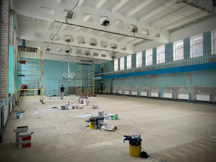 В Лихославле обновляют большой зал спортивной школы