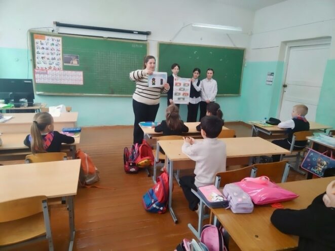 В Лихославле сотрудники ГАИ провели акцию к 8 марта