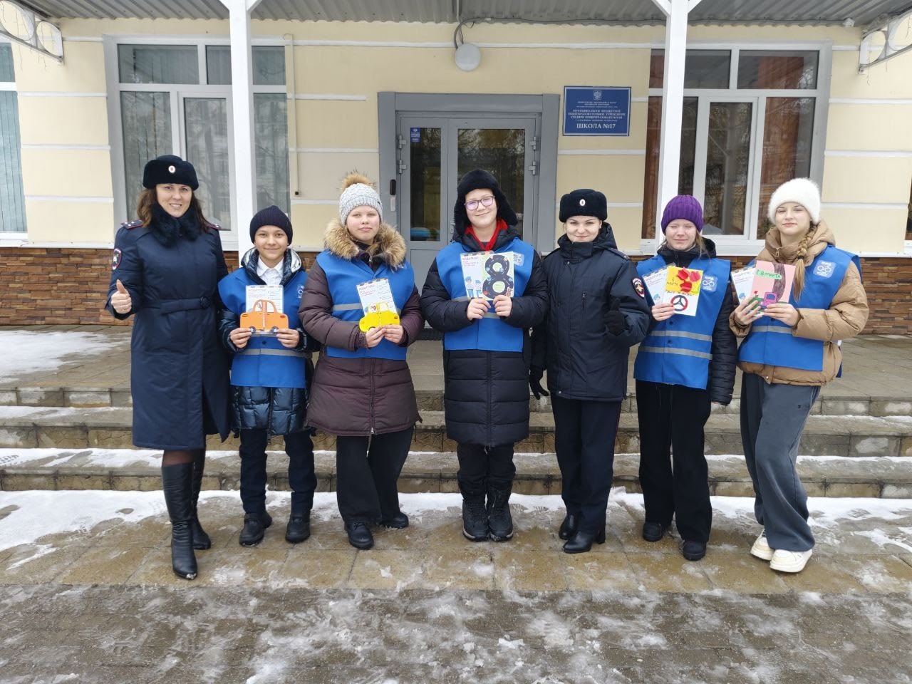 Весенний сюрприз на дорогах Твери: инспекторы ГИБДД и юные помощники поздравили автоледи