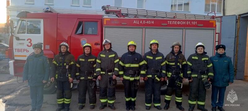 Пожарные МЧС оперативно ликвидировали возгорание в многоэтажке Твери