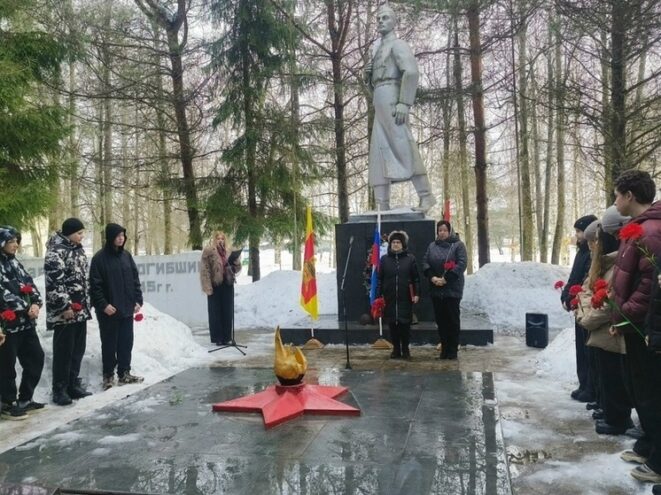 В Оленино прошел митинг в память о подвиге 6-й роты Псковской воздушно‑десантной дивизии