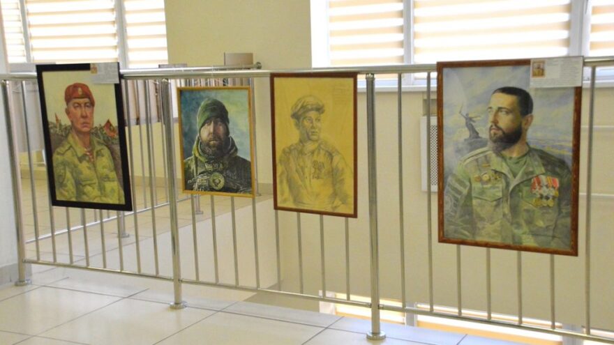 В Центре образования им. А. Атрощанка открылась выставка «Родина в сердце героя»