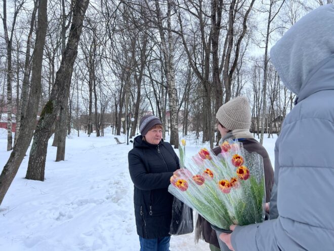 Жительниц Осташкова поздравили с Международным женским днем Жительниц Осташкова поздравили с Международным женским днем