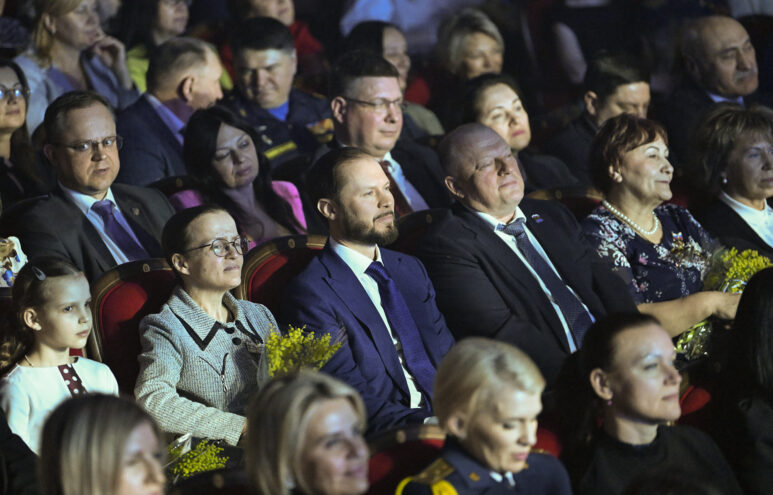 Виталий Королев поздравил жительниц Верхневолжья с 8 Марта