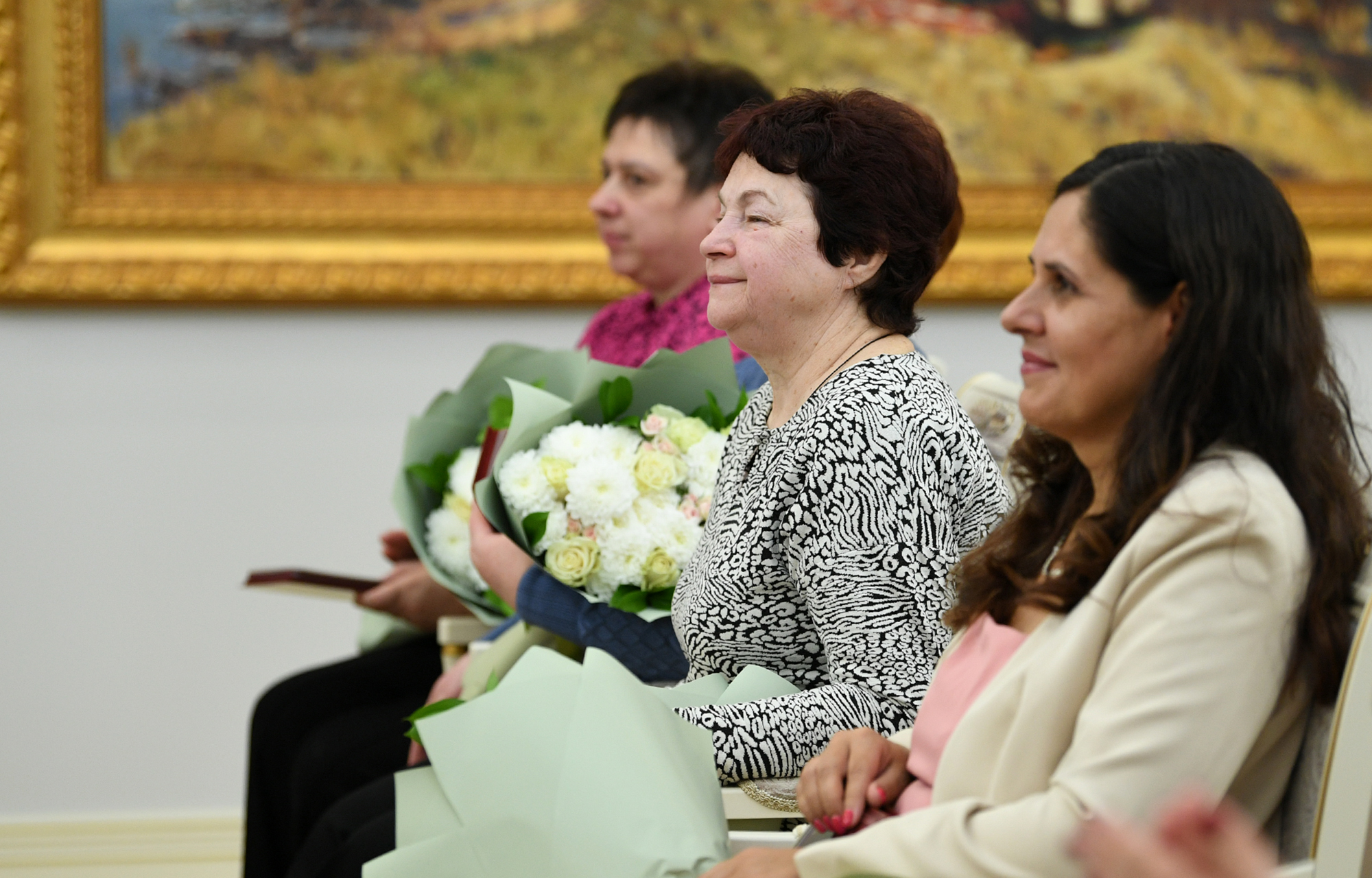 Виталий Королев наградил жительниц Верхневолжья в преддверии 8 марта