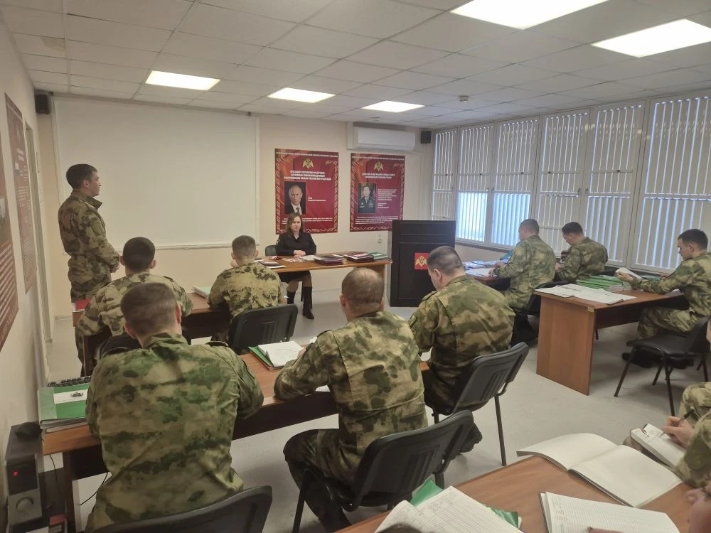 Инспектор ГИБДД провела урок безопасности дорожного движения в воинской части Удомли Инспектор ГИБДД провела урок безопасности дорожного движения в воинской части Удомли