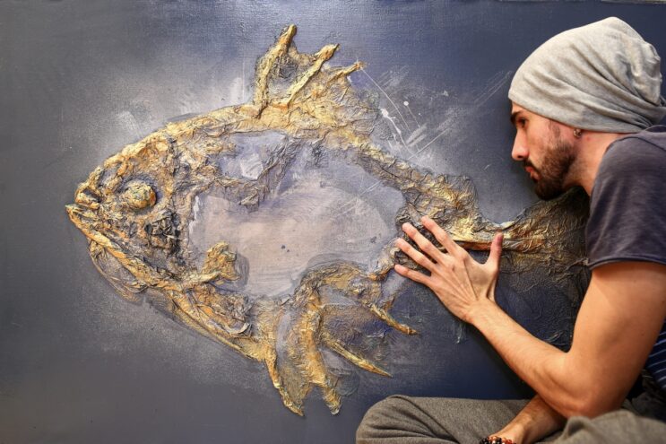 Кубинский художник Дженниер Сагес превращает энтропию в драгоценность