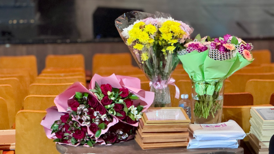 Сотрудников ТЮЗа наградили в честь Всемирного дня театра