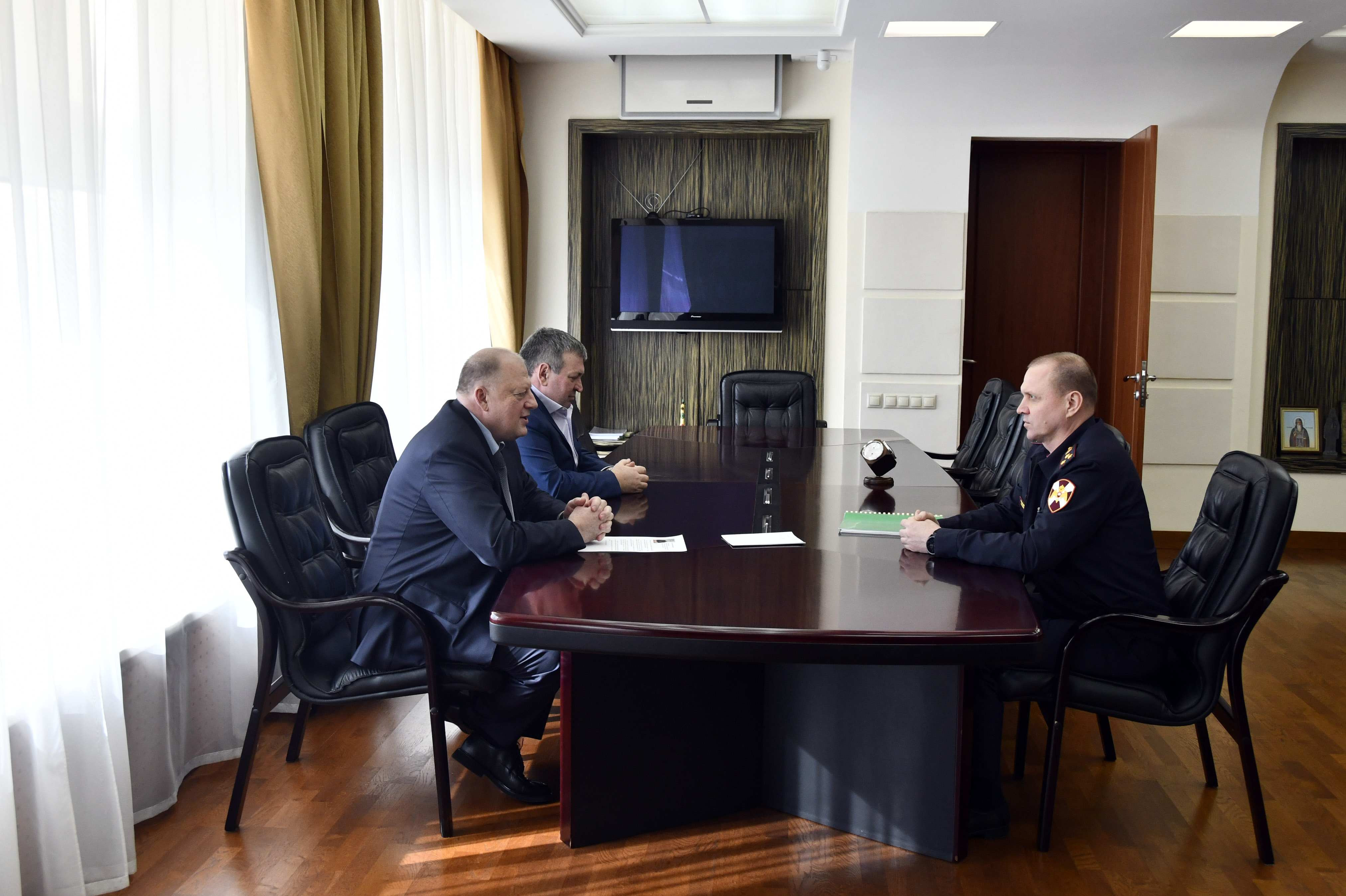 Начальник Росгвардии обсудил с руководством Законодательного Собрания ключевые вопросы