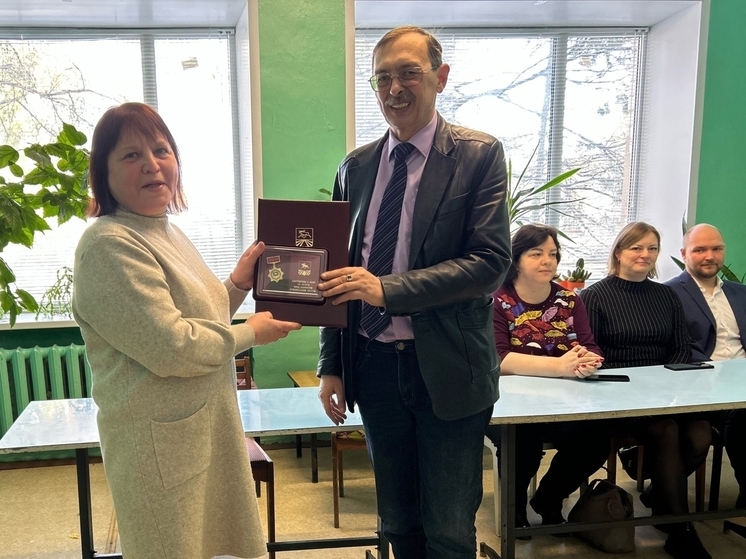 Заведующей ФАПом вручили знак «За заслуги перед Оленинским округом»
