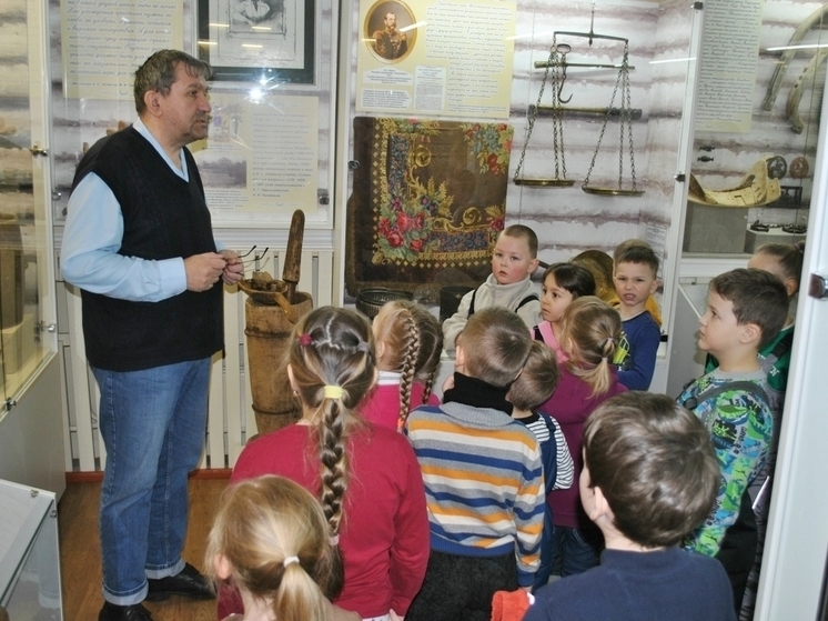 Дети в Андреаполе старательно изображали "топтало"