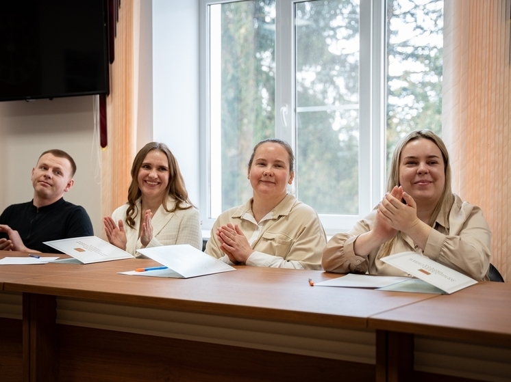 Восьми семьям из Лихославльского округа вручили свидетельства на соцвыплаты