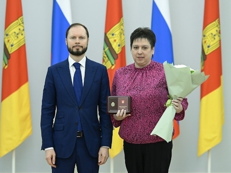 Директор школы в Андреапольском округе стала Почетным работником науки и образования региона