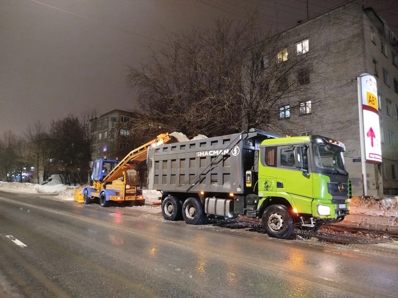 Вывоз снега в Твери продолжается в круглосуточном режиме Вывоз снега в Твери продолжается в круглосуточном режиме
