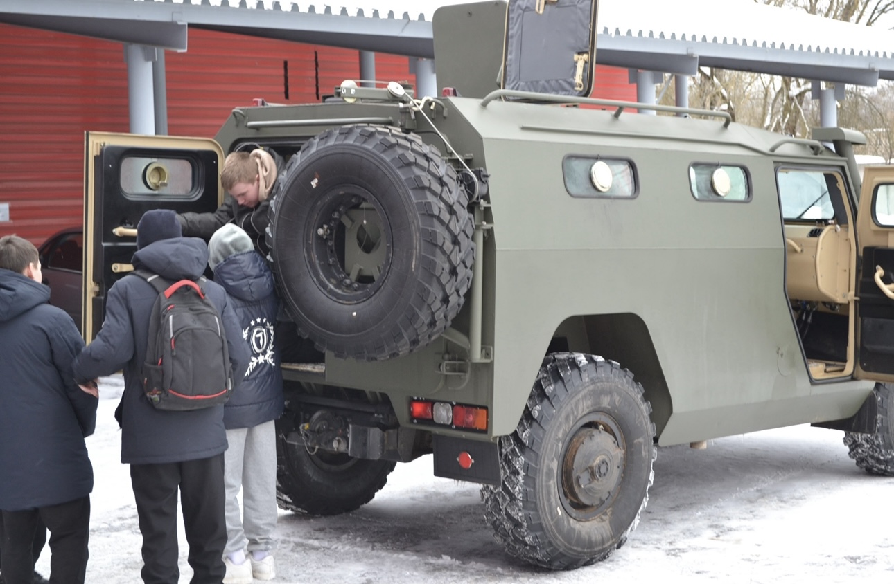 Патриотическое воспитание на практике: СОБР "Волк" провел экскурсию для школьников Твери