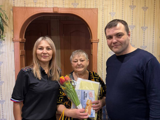 Международный женский день: Сотрудники полиции поздравили мать погибшего героя