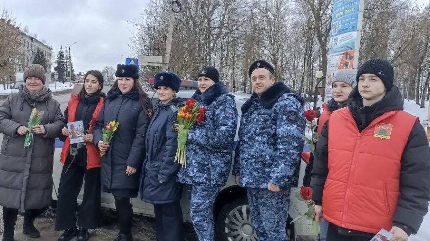 Судебные приставы и ГИБДД поздравили автоледи Бежецка с 8 Марта
