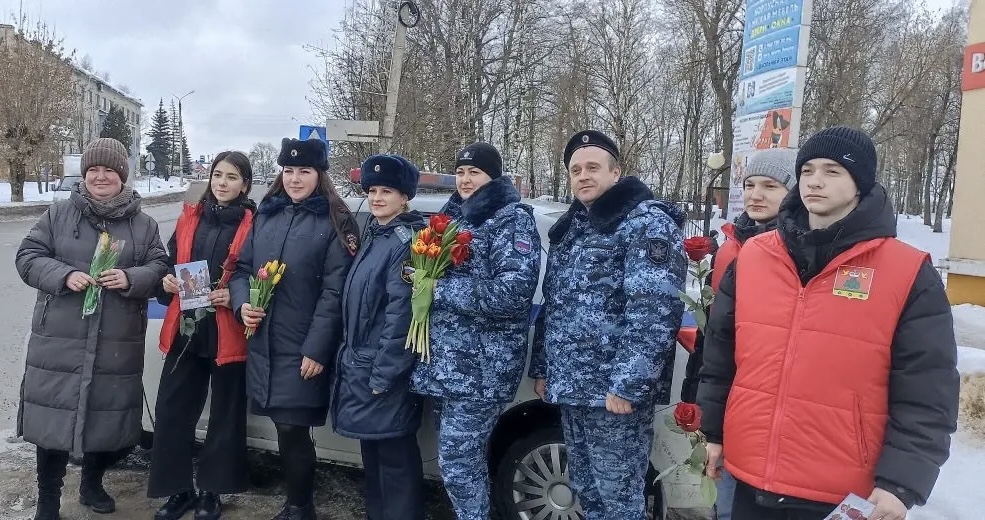 Судебные приставы и ГИБДД поздравили автоледи Бежецка с 8 Марта