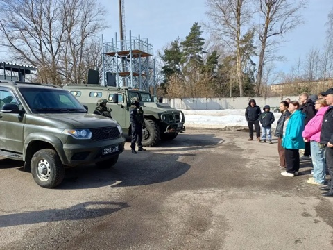СОБР "Волк" провел профориентационную встречу с юными гостями
