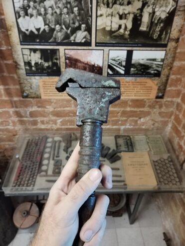 Местные жители подарили старинный ключ Музею гвоздарей под Тверью